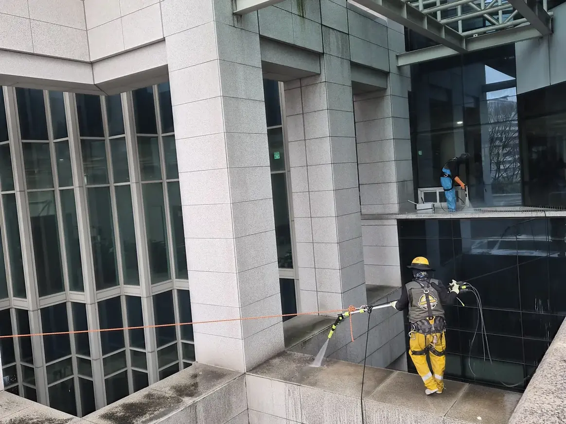 포항시 북구 동빈1가 상가건물 옥상 파라펫 장비 주변 정밀 위생청소 사례 - 행진크린