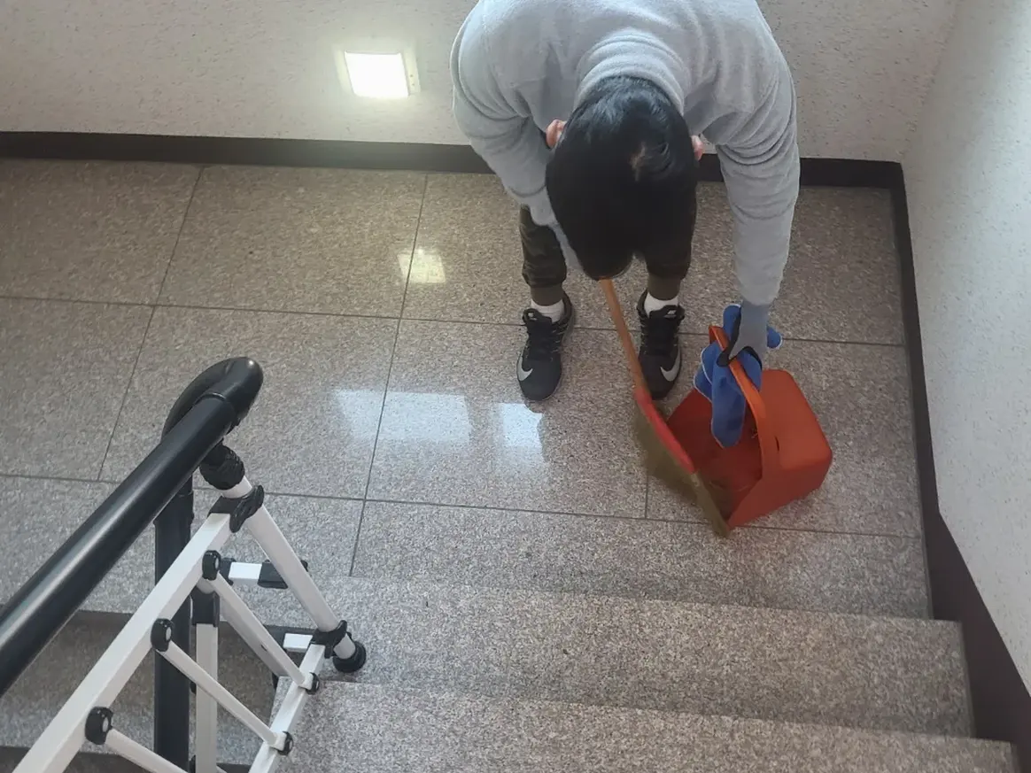 고령군 대가야읍 빌라 공동현관 장비 주변 정밀 위생청소 사례 - 행진크린