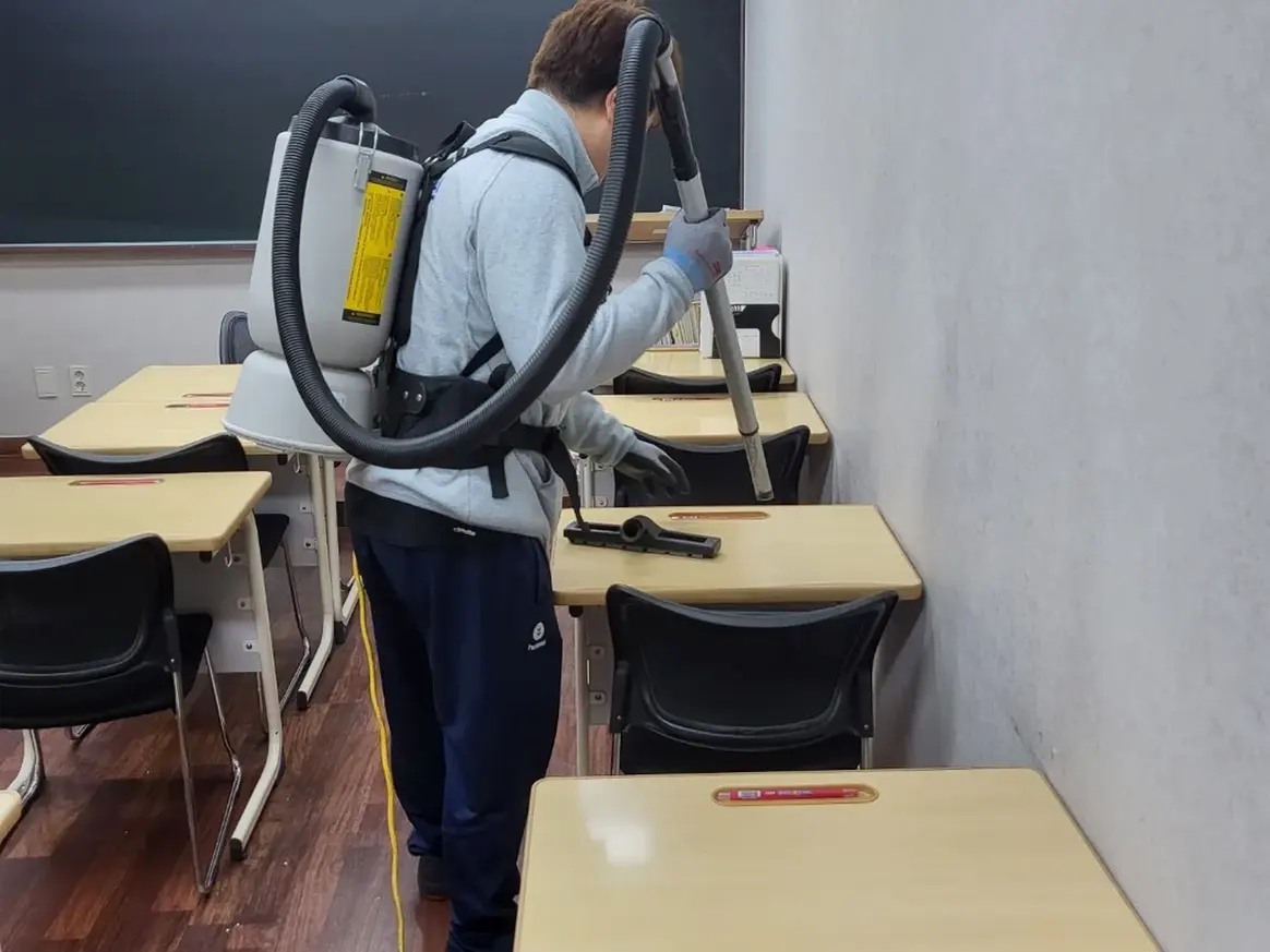 청도군 운문면 학교 현관·중앙홀 바닥 위생청소 사례 - 행진크린