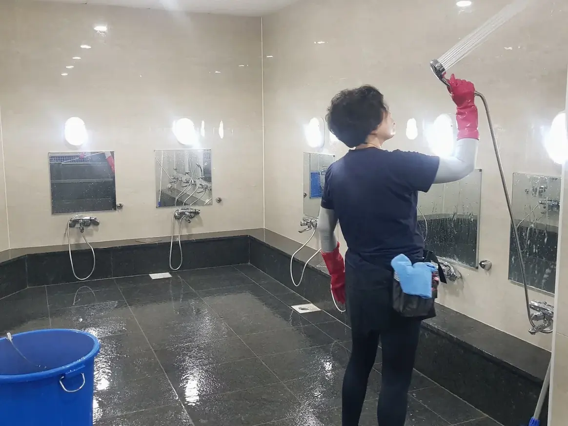 청도군 운문면 목욕탕 탈의실·파우더룸 바닥 위생청소 사례 - 행진크린
