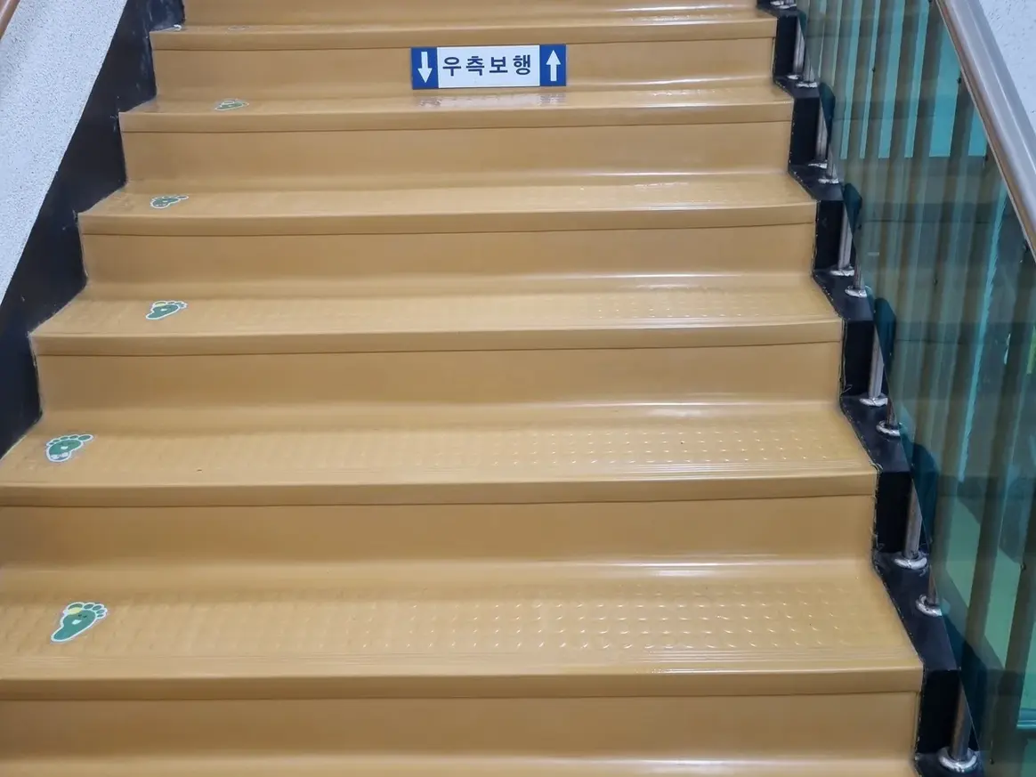 포항시 남구 오천읍 어린이집 현관·신발장 바닥 위생청소 사례 - 행진크린